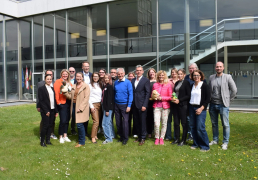 Gruppenbild der Teilnehmenden (erste Reihe zweite v. l. Anna Koch-Söchting (kommissarische Fachdienstleiterin Bildung der Stadt Salzgitter), fünfte v. l. Lisa Lauer (Leitung MITsprache Hamburg), Oberbürgermeister Frank Klingebiel und Alexander Wolf (Geschäftsführer der Stiftung Fairchance) Foto-Credits: Stadt Salzgitter
