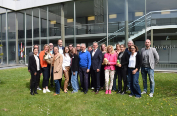 Gruppenbild der Teilnehmenden (erste Reihe zweite v. l. Anna Koch-Söchting (kommissarische Fachdienstleiterin Bildung der Stadt Salzgitter), fünfte v. l. Lisa Lauer (Leitung MITsprache Hamburg), Oberbürgermeister Frank Klingebiel und Alexander Wolf (Geschäftsführer der Stiftung Fairchance) Foto-Credits: Stadt Salzgitter
