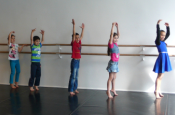 Kinder des Sprachförderprojekts MITsprache beim Berliner Staatsballett