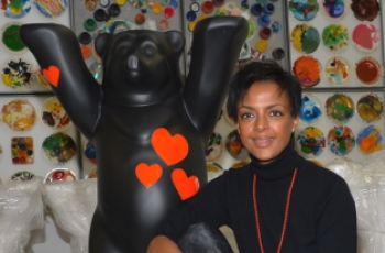 Buddy Bear für Stiftung Fairchance versteigert