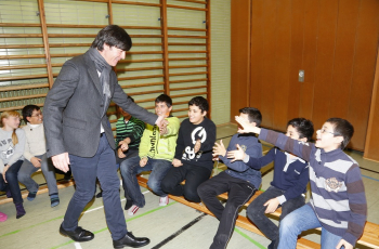 Joachim Löw und MITsprache Kinder in der Turnhalle
