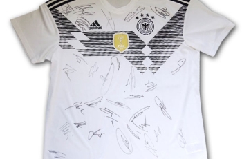 WM-Trikot mit Unterschriften der DFB-Elf