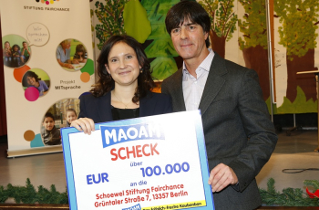 MAOAM Scheckübergabe Joachim Löw an Dr. V. Schöwel