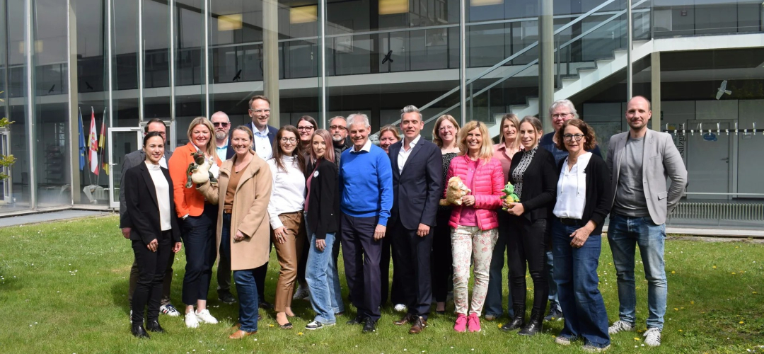 Gruppenbild der Teilnehmenden (erste Reihe zweite v. l. Anna Koch-Söchting (kommissarische Fachdienstleiterin Bildung der Stadt Salzgitter), fünfte v. l. Lisa Lauer (Leitung MITsprache Hamburg), Oberbürgermeister Frank Klingebiel und Alexander Wolf (Geschäftsführer der Stiftung Fairchance) Foto-Credits: Stadt Salzgitter