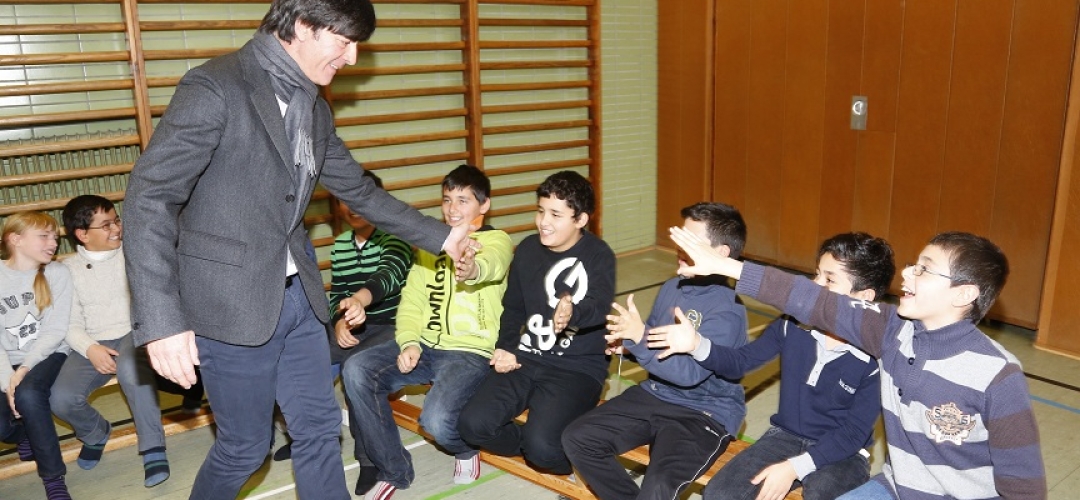 Joachim Löw und MITsprache Kinder in der Turnhalle