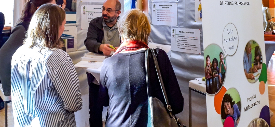 Foto MITsprache-Infostand am 9. Berliner Stiftungstag