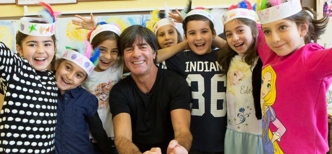 Joachim Löw und Dennenesch Zoudé unterstützen Sprachförderprojekt MITsprache der STIFTUNG FAIRCHANCE beim RTL-Spendenmarathon
