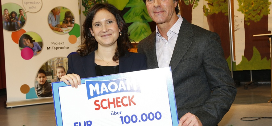 MAOAM Scheckübergabe Joachim Löw an Dr. V. Schöwel